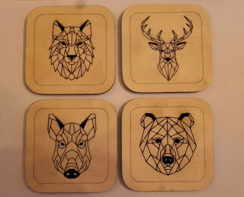 Lot de 4 dessous de verre gravés en bois