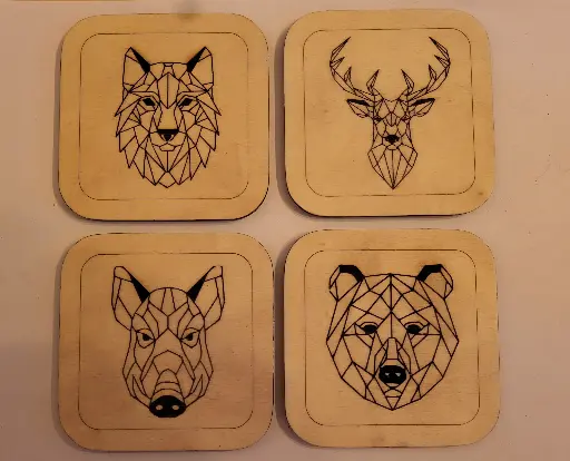 Lot de 4 dessous de verre gravés en bois